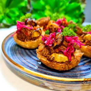 Canastas de arroz rellenas con ropa vieja y plátano maduro