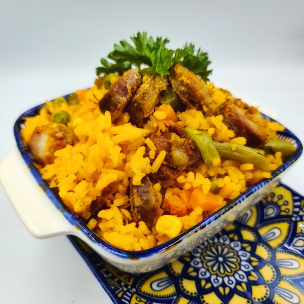 Arroz con vegetales y chorizos tableños