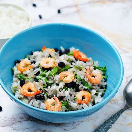 Arroz con frijoles y camarones