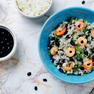 Arroz con frijoles y camarones