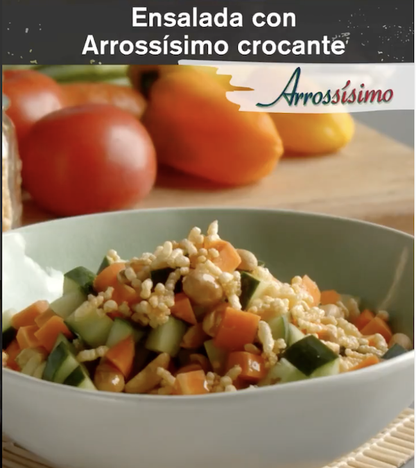 Ensalada con Arroz criollo crocante