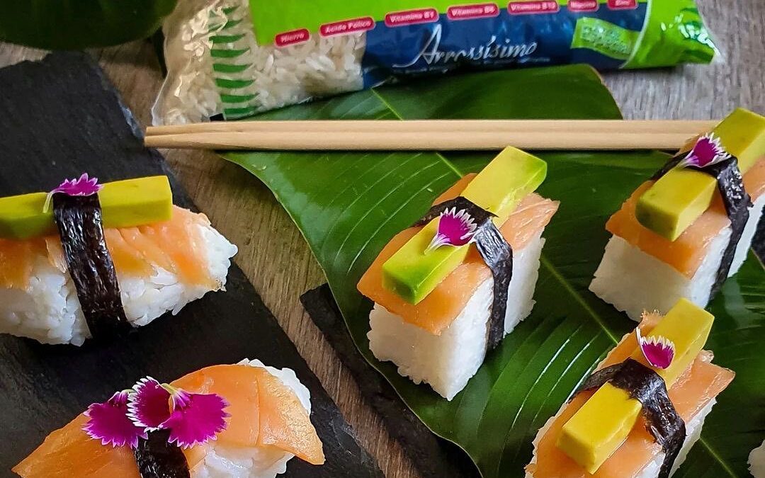 Cubos de Arrossísimo con salmón y aguacate