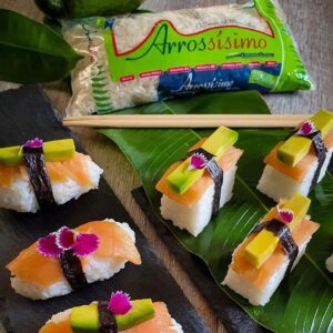 Cubos de Arrossísimo con salmón y aguacate