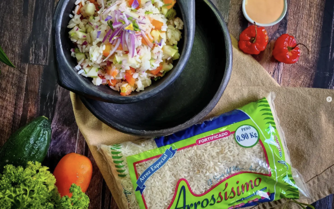 Ensalada de arroz con vegetales y salsa rosada