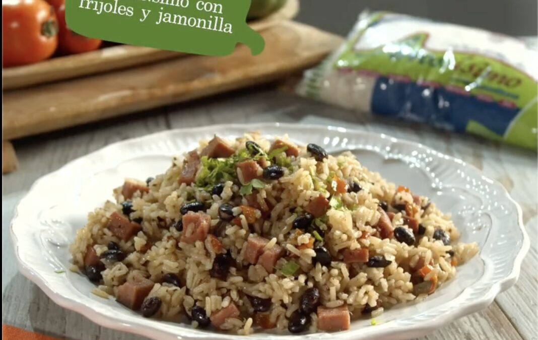 Arrossísimo con frijolitos negros y jamonilla