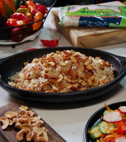 Arroz con Tocino y Pepitas de Marañon