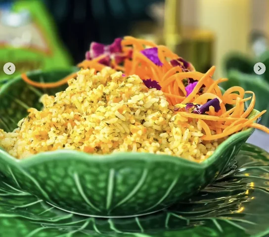Arroz económico de zanahorias, cilantro y perejil